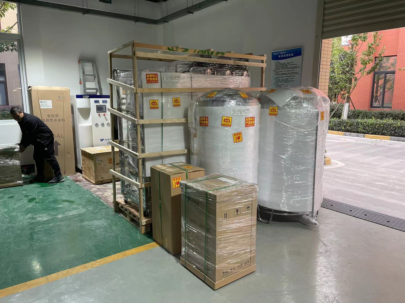 實(shí)驗(yàn)室超純水機(jī)、工業(yè)純水設(shè)備發(fā)貨現(xiàn)場